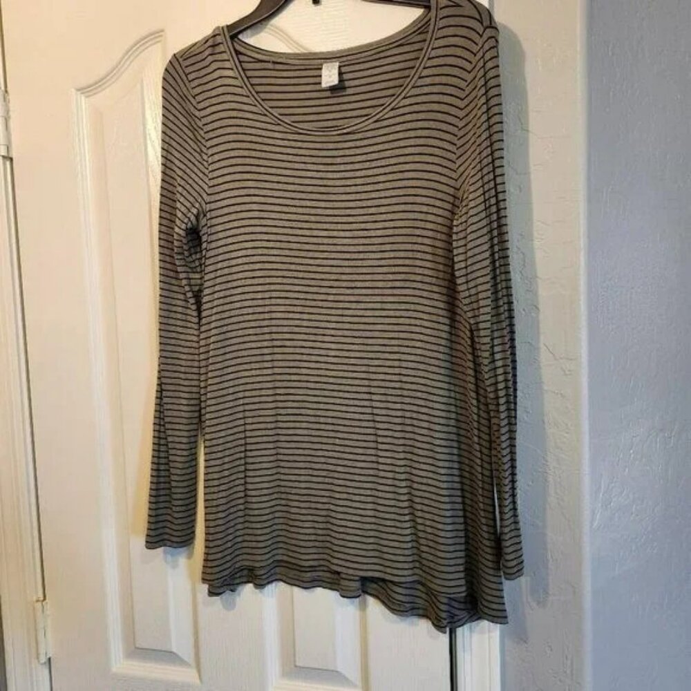 Bown and black long sleeve scoop neck shirt